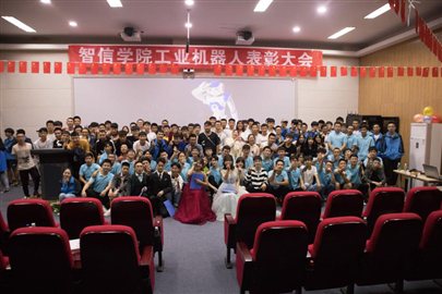 18与19级全体同学（全家福）